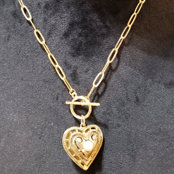 Womens Fashion Gold Tone Paper Clip Chain Heart Pendant Necklace w/ Toggle Clasp - Picture 1 of 7